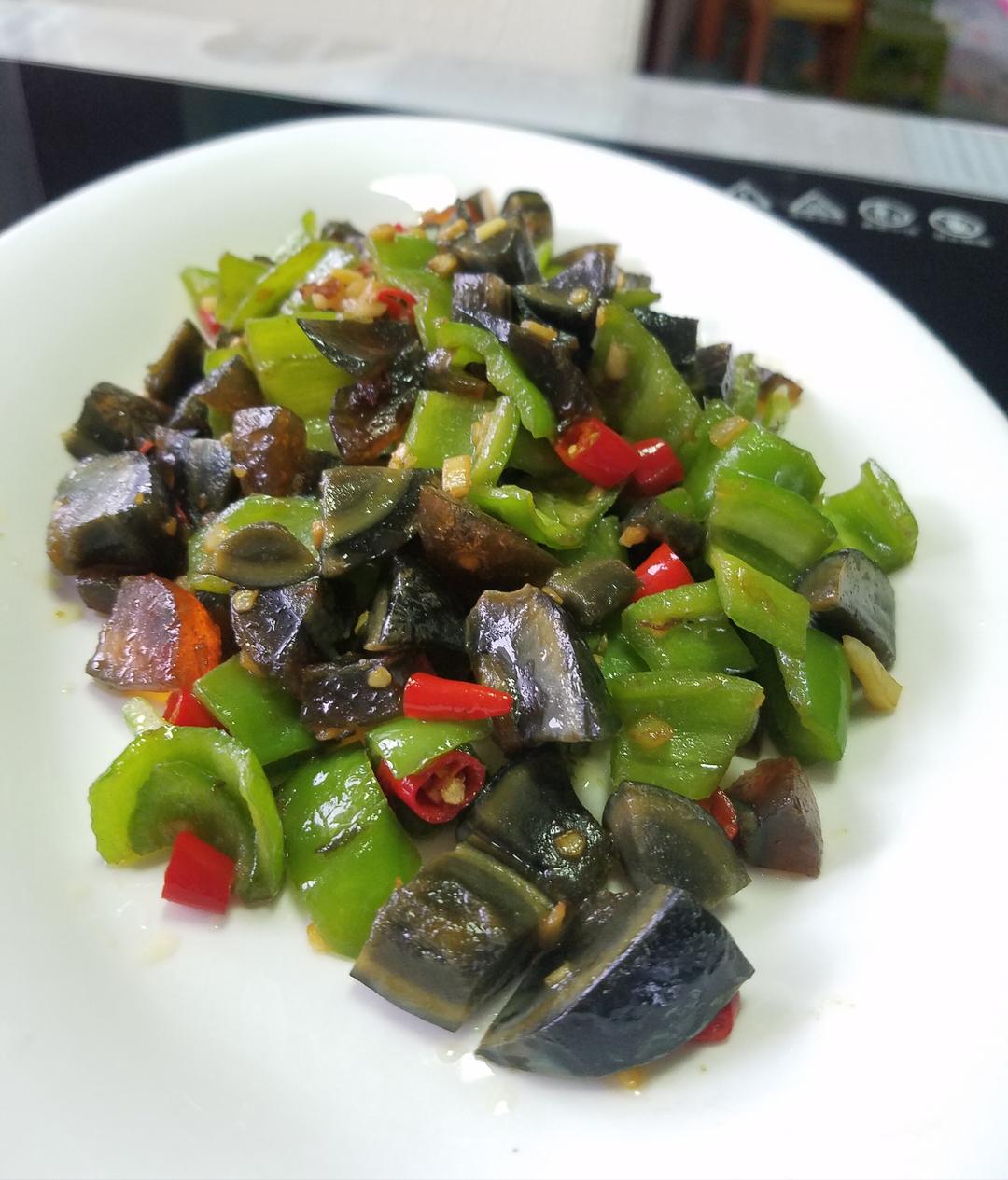 青椒炒皮蛋的做法
