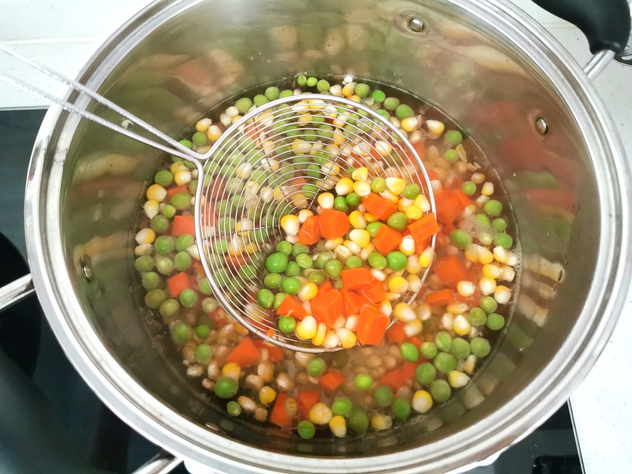 彩色时蔬鸡丁的做法 步骤2