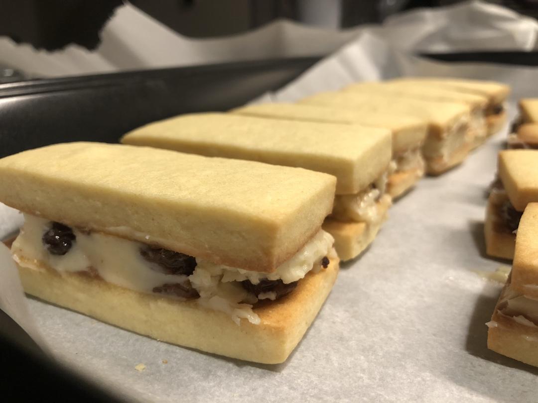 黄油三明治饼干（完美PK北海道六花亭朗姆葡萄三明治饼干）