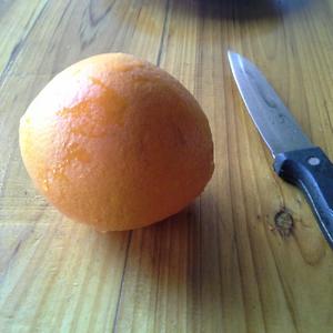 巧切脐橙【三刀解决】的做法 步骤1