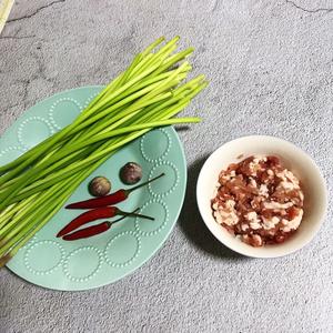 蒜苔炒肉末的做法 步骤1
