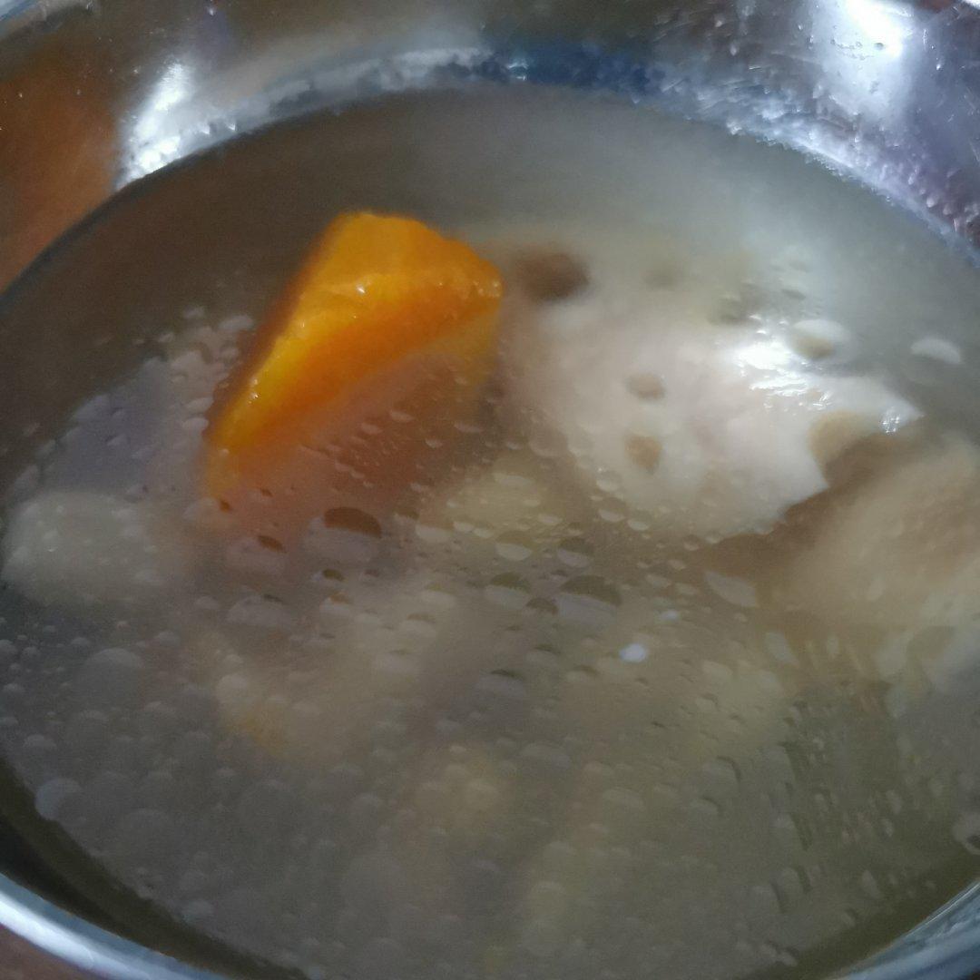 秋季健康营养汤：胡萝卜花生莲藕扇骨煲（养生养心补身）