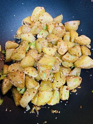 超简单不煎不烤却能吃出烧烤味道的香煎土豆的做法 步骤9