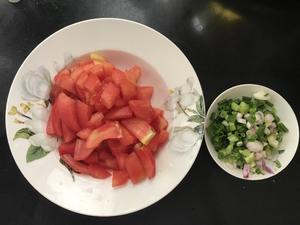 浓汤番茄鸡蛋面的做法 步骤1