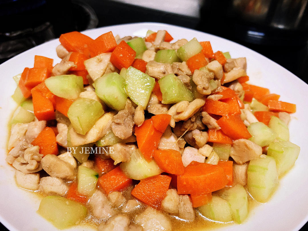 清爽好吃！低脂美味～黄瓜炒鸡胸肉丁