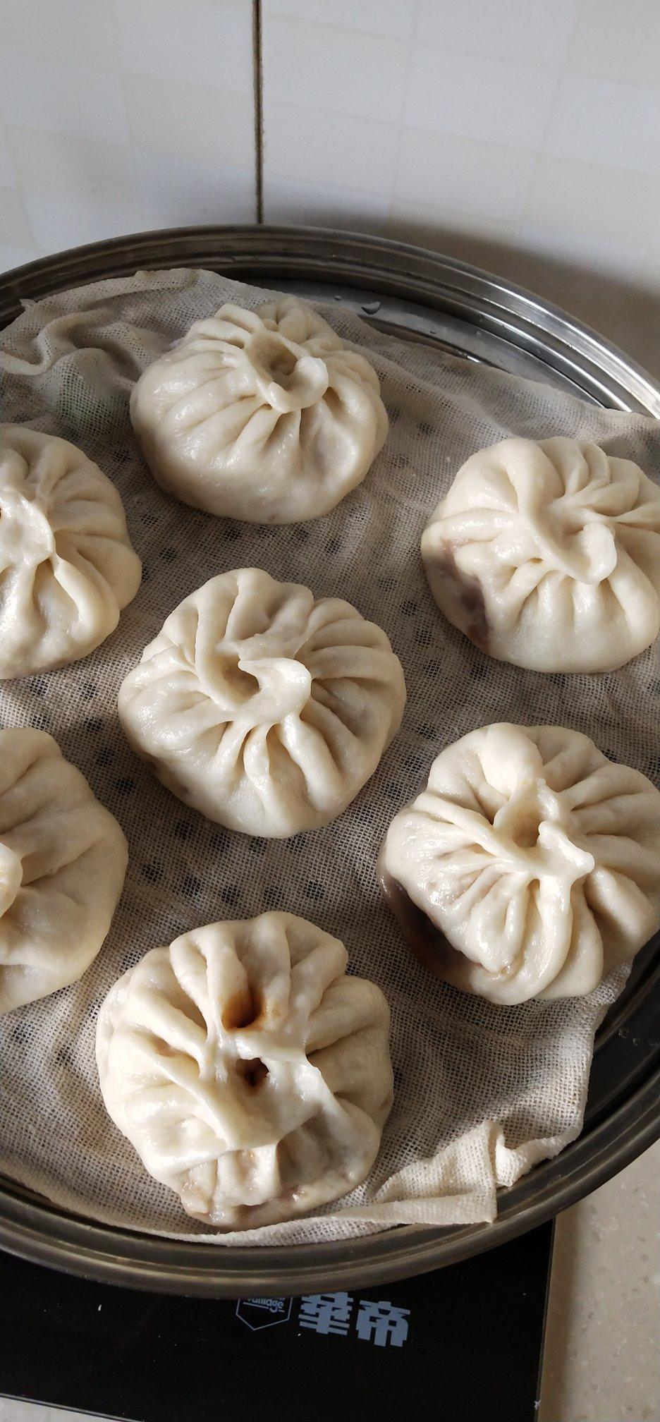 鲜美多汁的洋葱牛肉包子