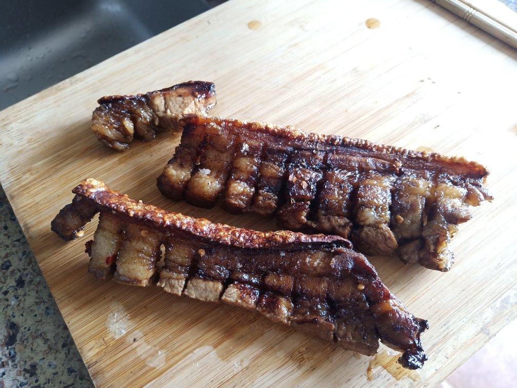 口水流一地的香酥脆皮烤五花肉😏