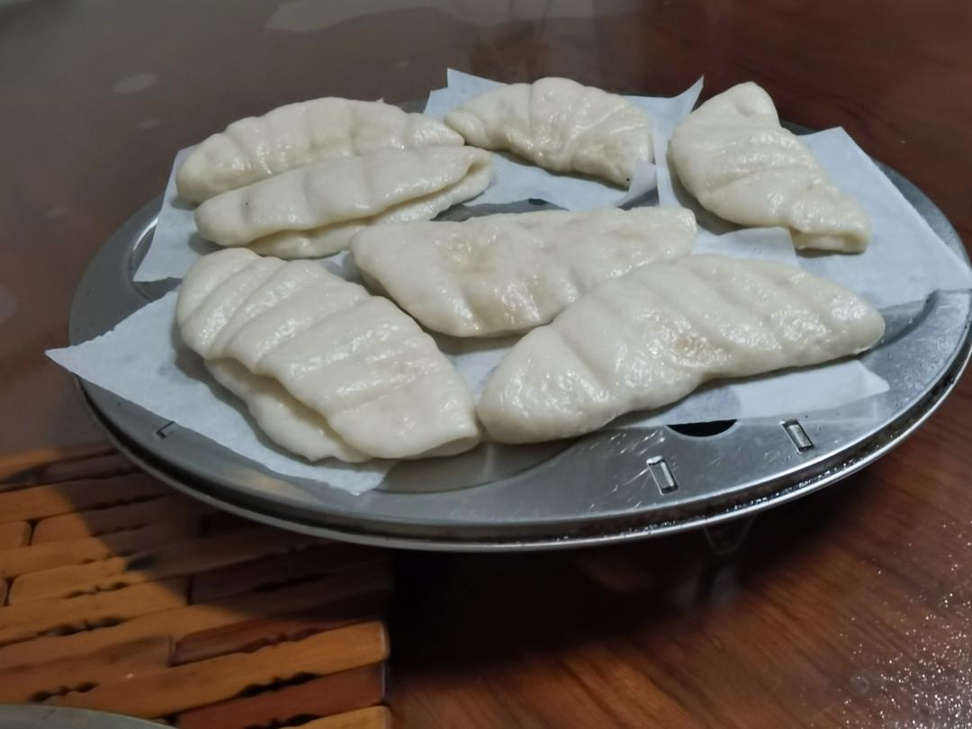 荷叶饼夹（晚上睡前和面团，早上起来蒸的荷叶馒头饼，夹点菜，超好吃😋）
