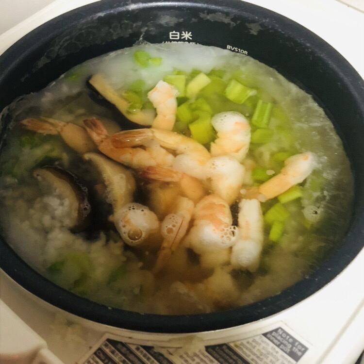 芹菜香菇鲜虾粥的做法 步骤7