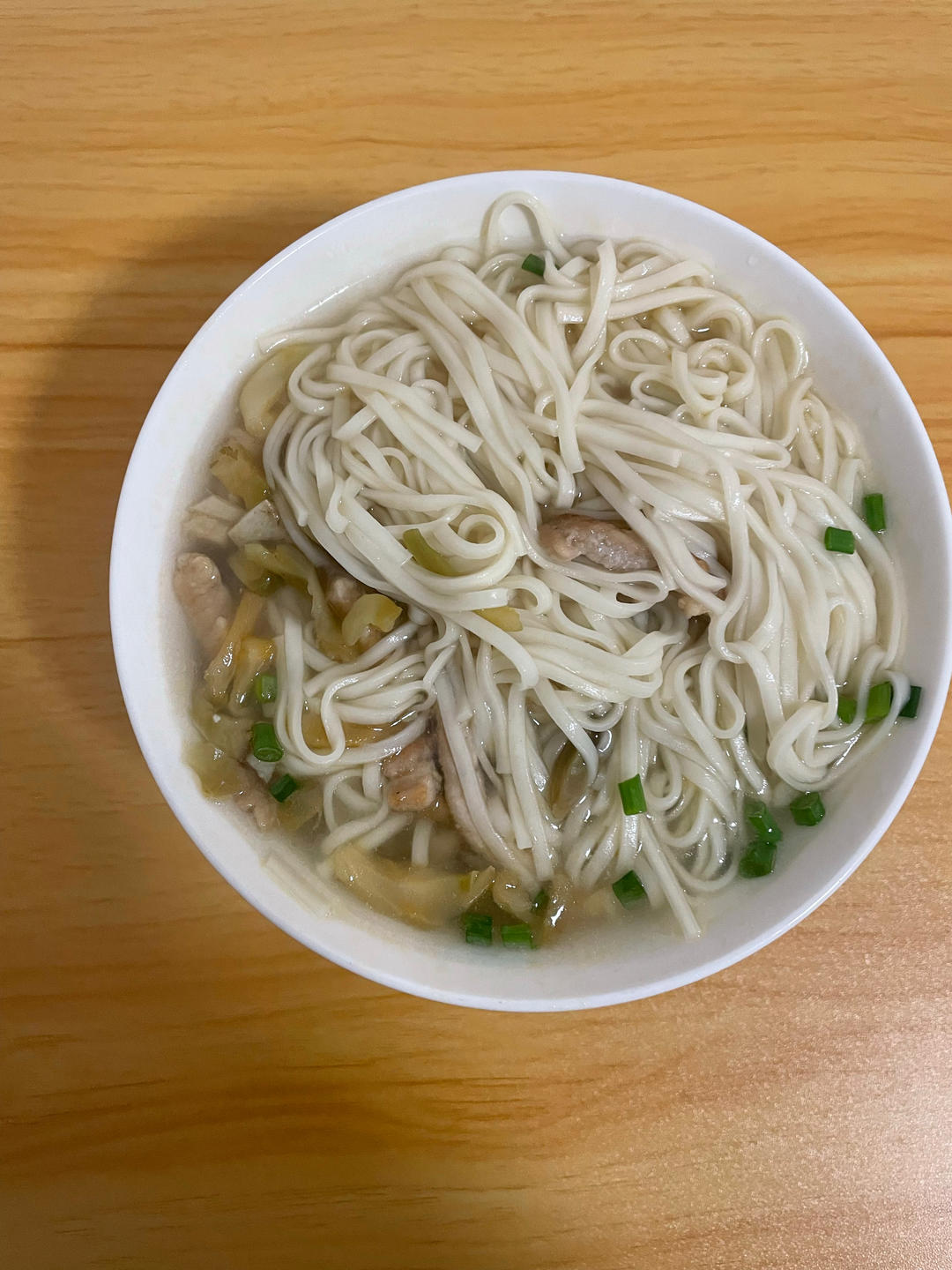 教你在家也可以做的榨菜肉丝面，香辣开胃，面条好吃到连汤都不剩