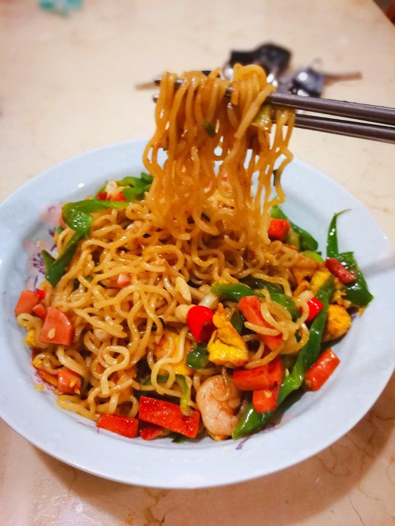 老丁丁大厨做的路边摊风味炒方便面
