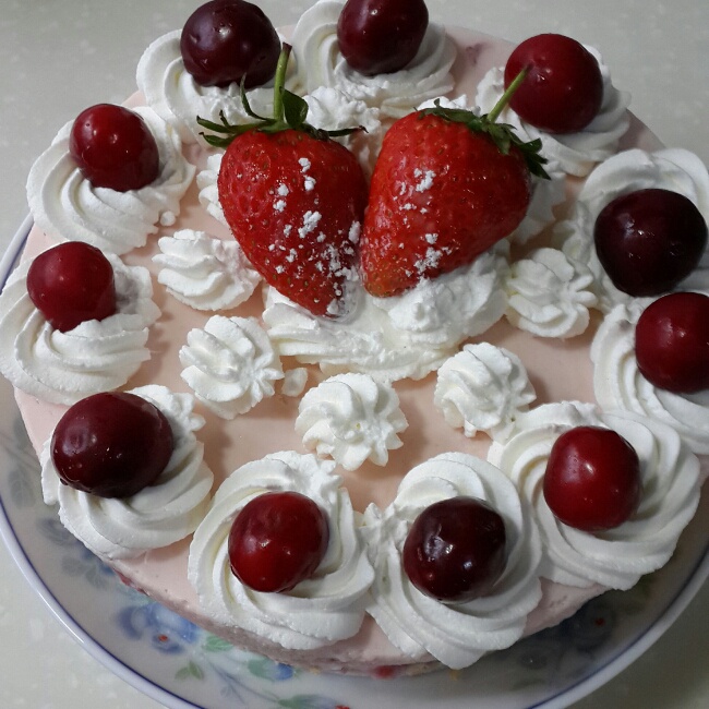 草莓果粒冻芝士蛋糕