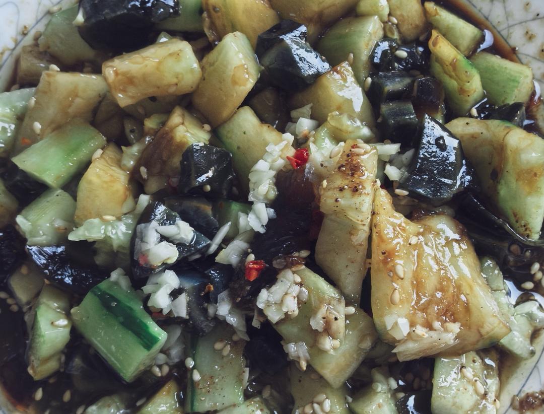 夏季懒人菜：黄瓜拌皮蛋的做法