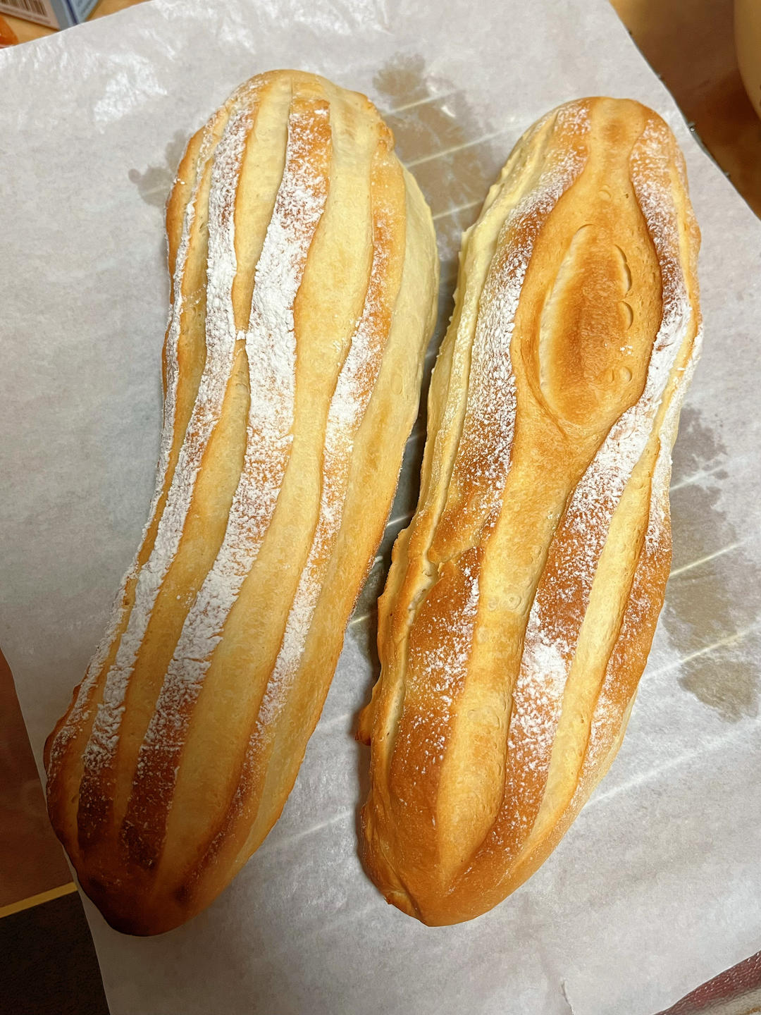 像吃海绵蛋糕的双倍特浓牛奶哈斯