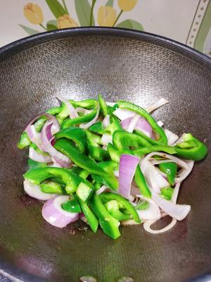 每日一道家常菜-洋葱青椒炒嫩牛肉的做法 步骤3