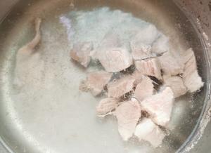 日常保健靓汤——海椰皇杏仁瘦肉汤的做法 步骤2