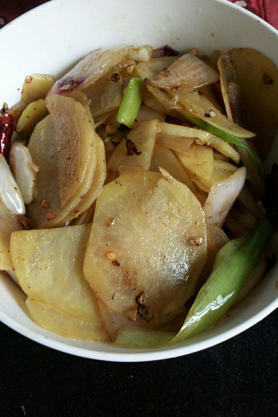 边吃边流泪的「孜然土豆片」