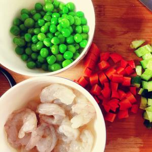 🍤虾仁炒豌豆😋的做法 步骤1