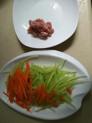 三丝菜：莴笋胡萝卜肉丝的做法 步骤1