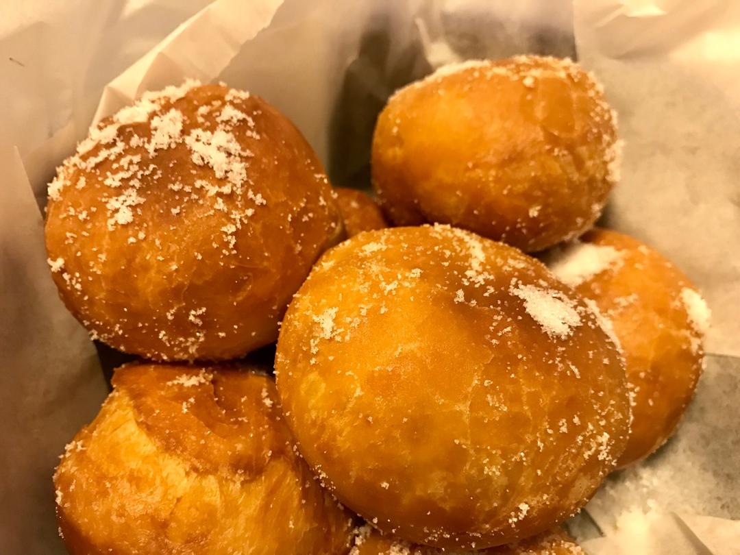 好吃到哭泣的甜甜圈VANILLA CREAM-FILLED DOUGHNUTS