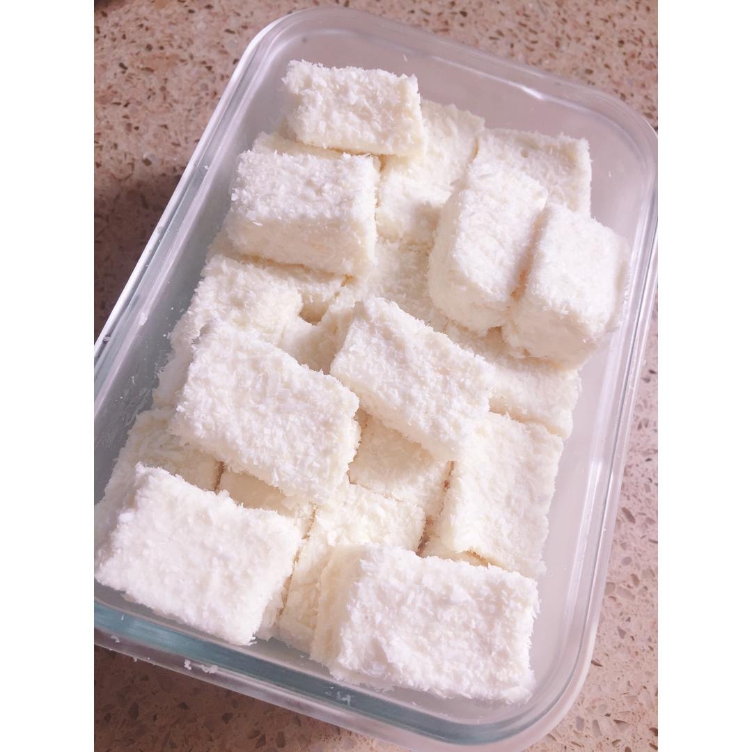 【视频】85度C 椰蓉牛奶小方～不用烤箱的夏日甜点