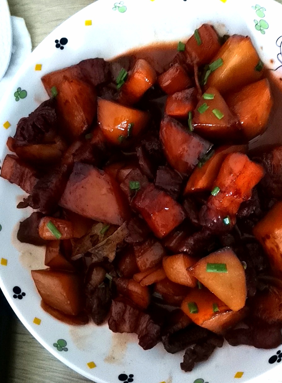 土豆红绕肉的做法