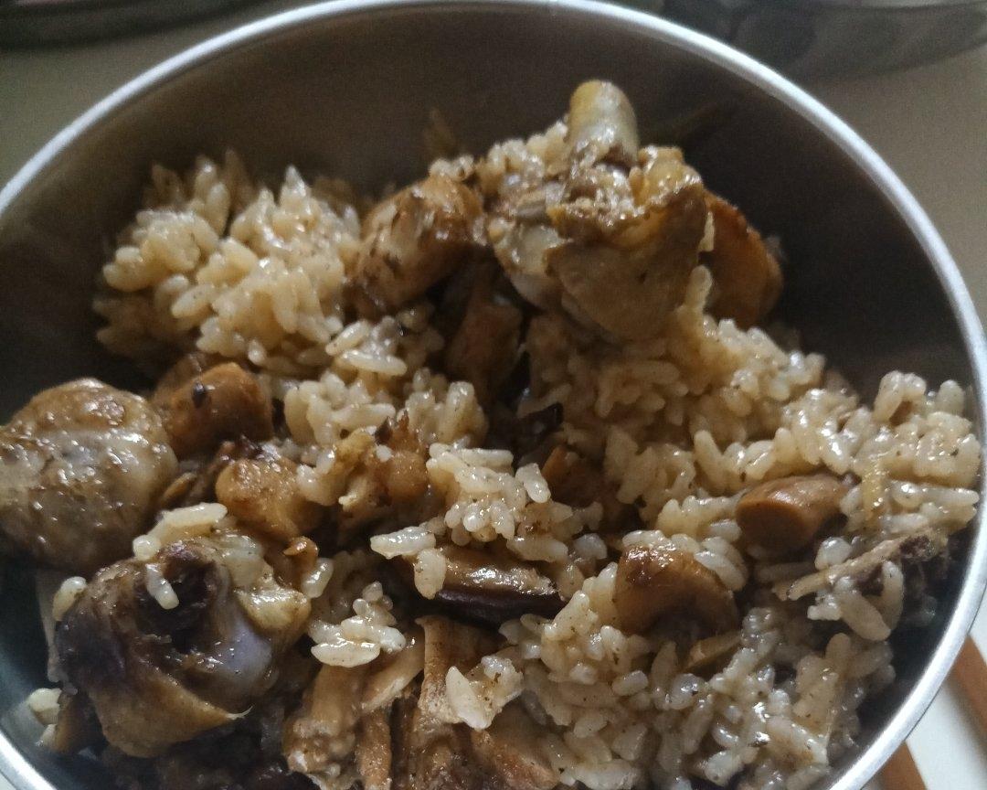 香菇鸡腿焖饭的做法