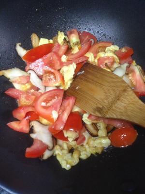 油煎香菇番茄鸡蛋面的做法 步骤3