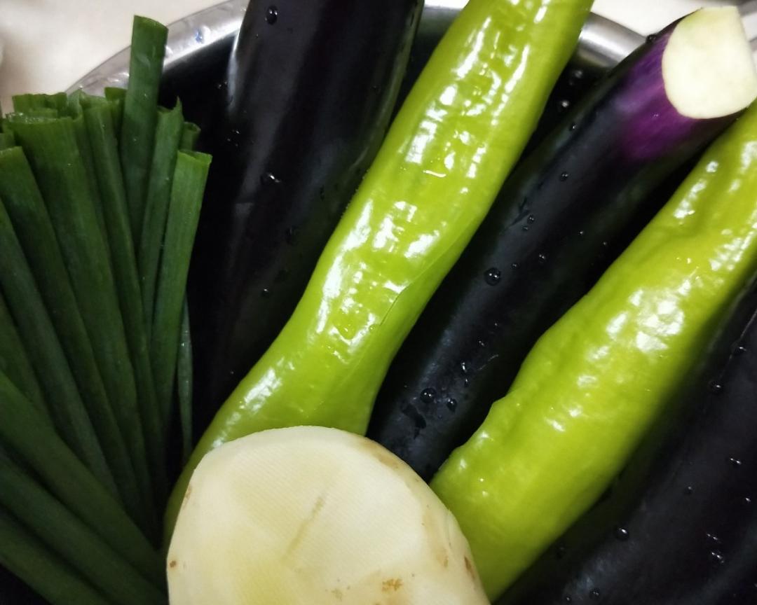 酱焖土豆茄子辣椒的做法