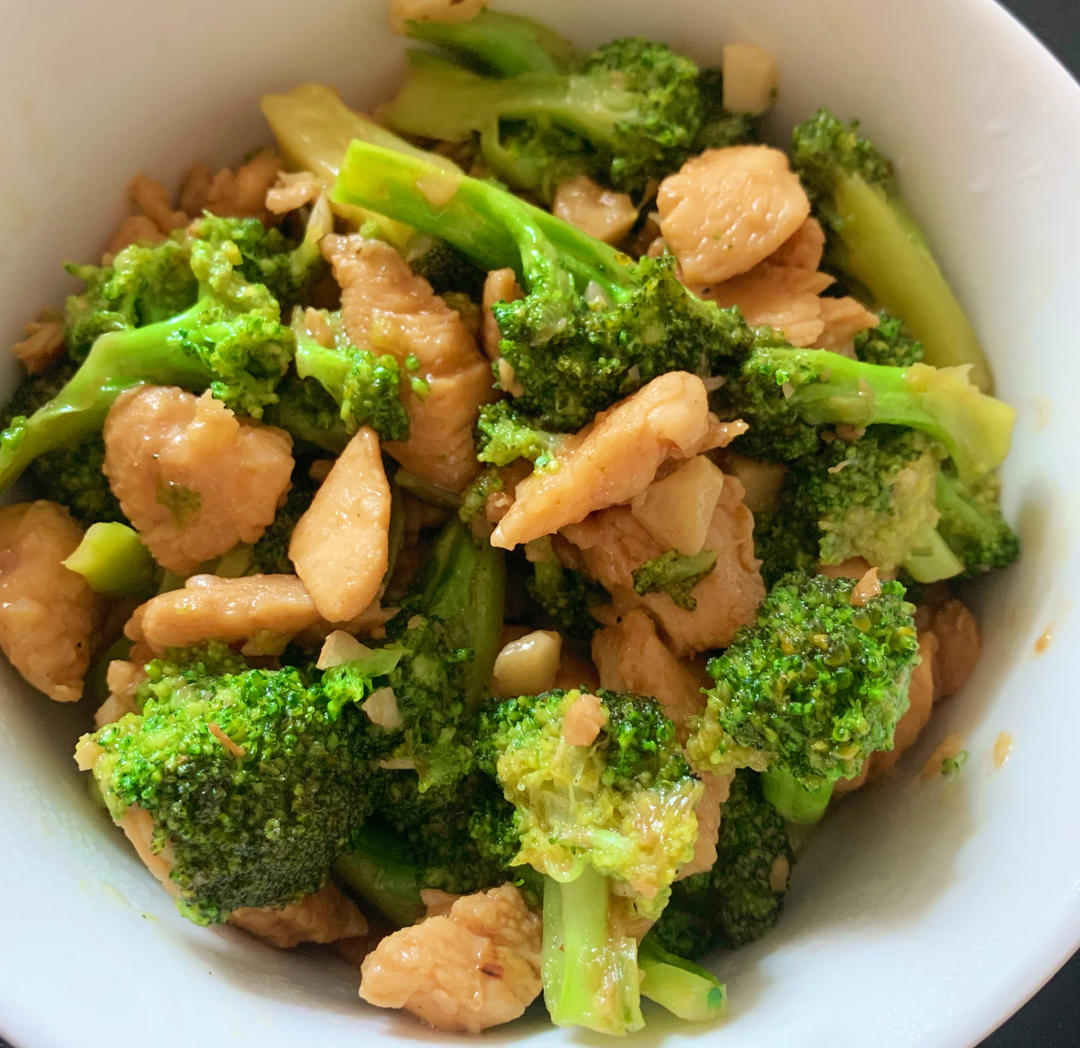 西蓝花炒鸡胸肉（最近爱上减脂餐）