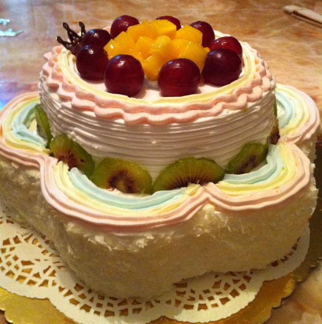 紫玉-2做的奶油水果装饰蛋糕宝贝四岁生日的生日蛋糕,应要求做的白
