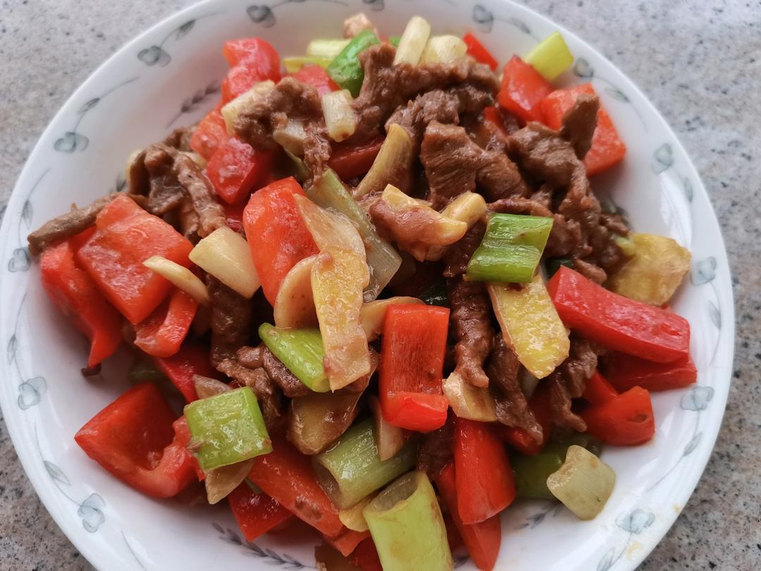 厨师长教你：“葱香牛肉”的家常做法，葱香扑鼻，细嫩可口
