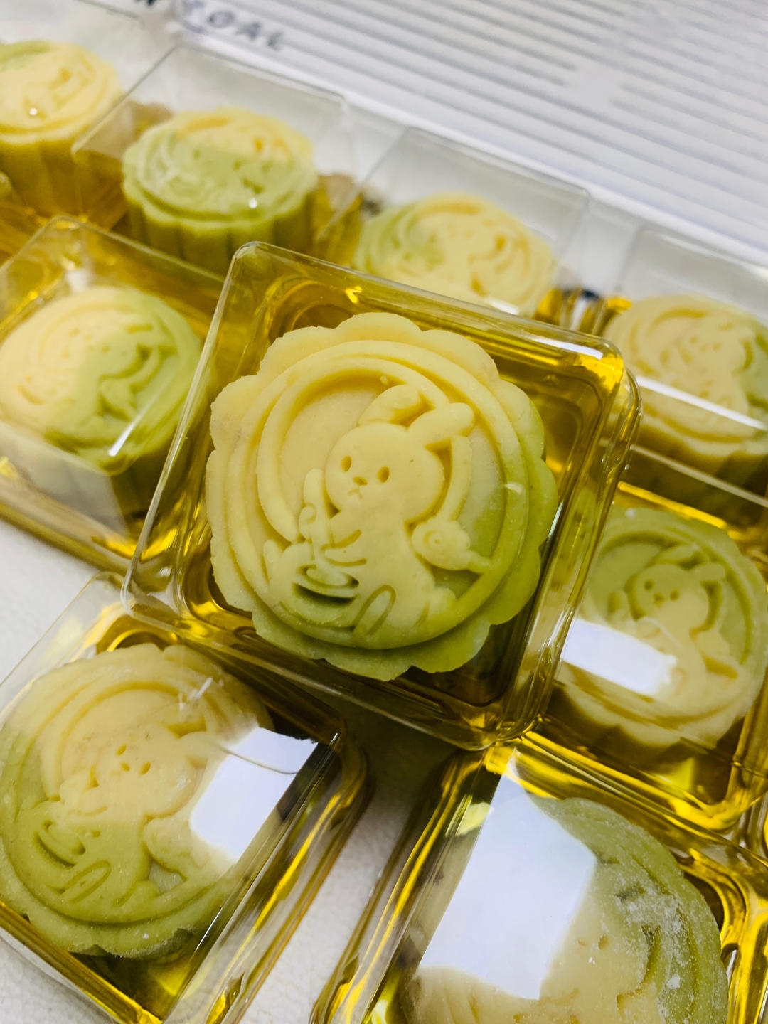 咸蛋黄流心绿豆糕