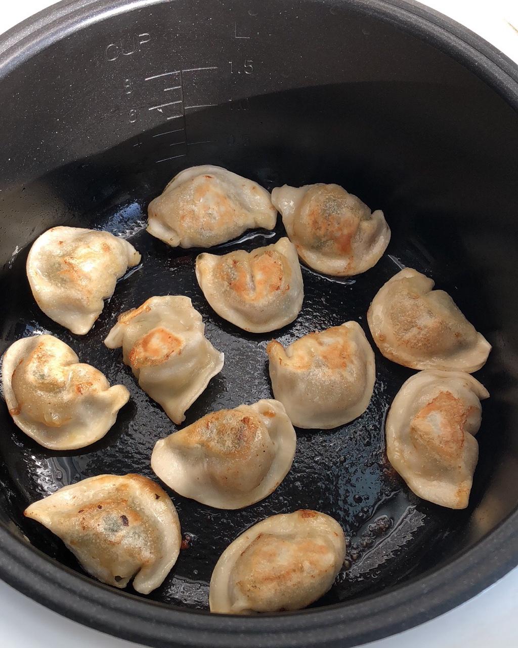 懒人版-电饭煲煎饺