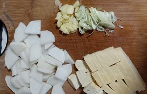 简单的家常味—白萝卜烧豆腐的做法 步骤2