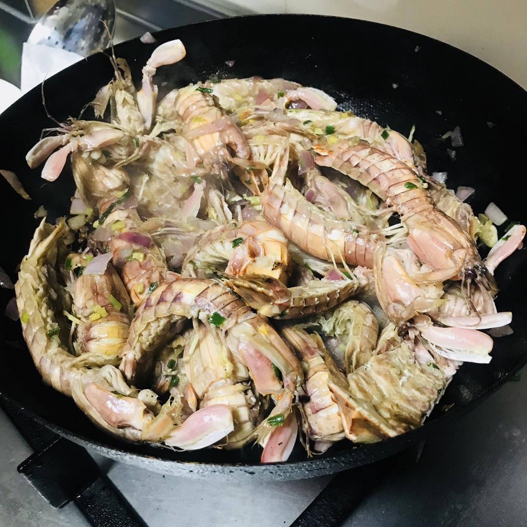 无油炸版的椒盐皮皮虾和巧拨虾壳的方法