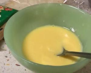 深陷奶酪的培根与太阳蛋吐司的做法 步骤1
