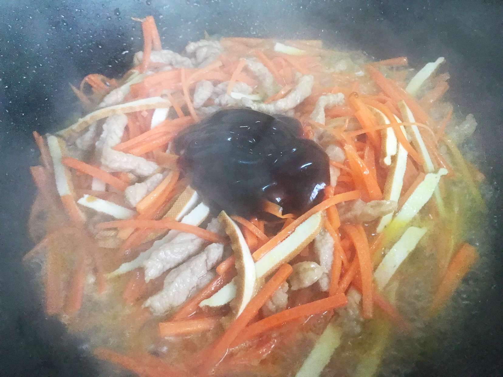 蚝油胡萝卜青椒香干炒肉丝的做法 步骤17