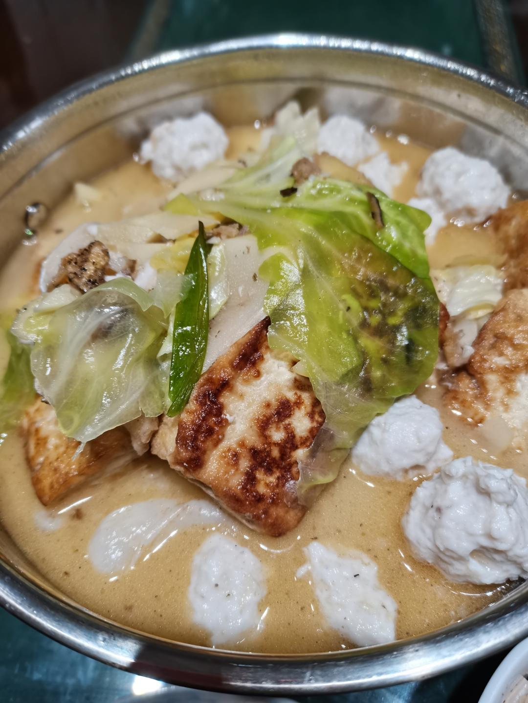 鱼头汤（鱼头豆腐时蔬汤、味鲜汤白有窍门)