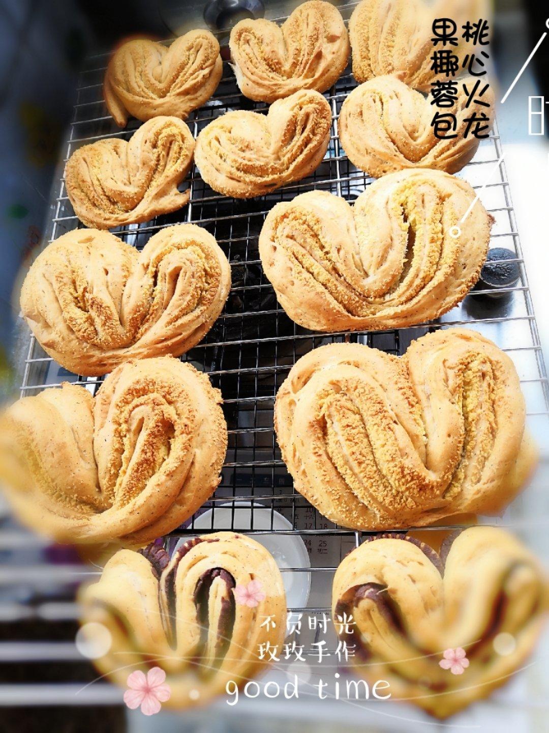 心形火龙果椰蓉面包