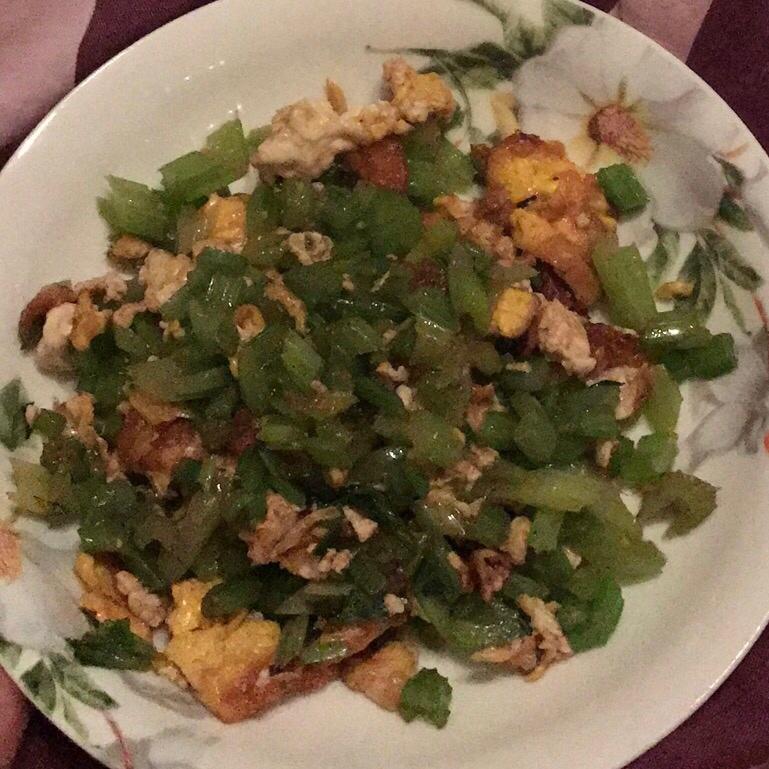 芹菜炒鸡蛋