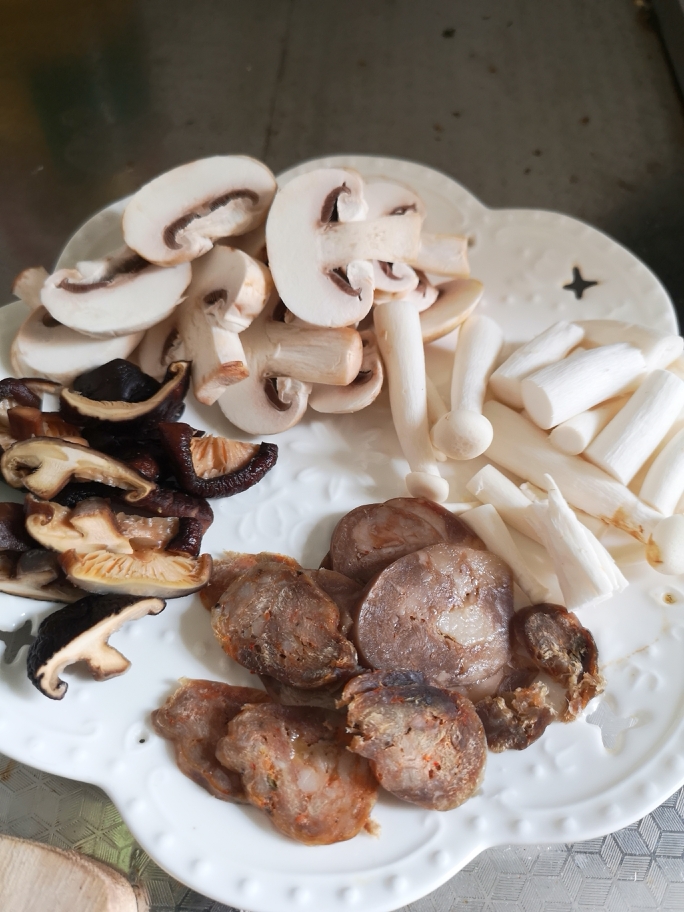 菌菇鸡腿焖饭的做法 步骤1