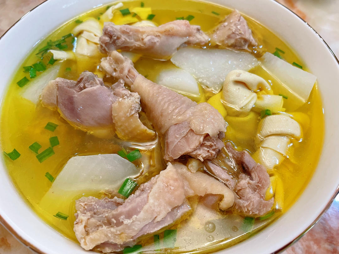 萝卜炖鸡汤