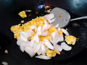 百合炒鸡蛋的做法 步骤10