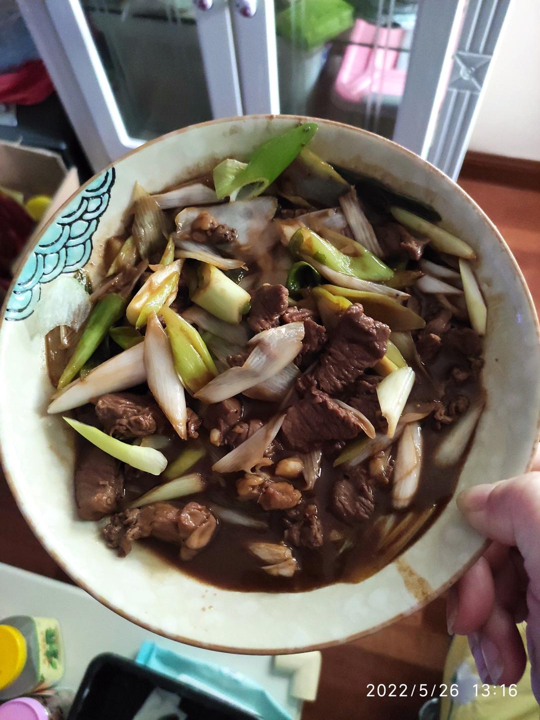 葱香浓郁的葱爆牛肉