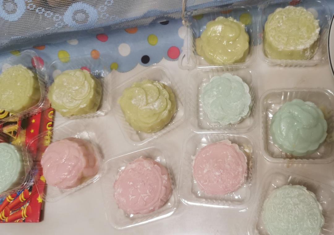 绿豆沙蛋黄冰皮月饼