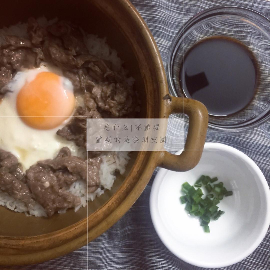 窝蛋牛肉饭