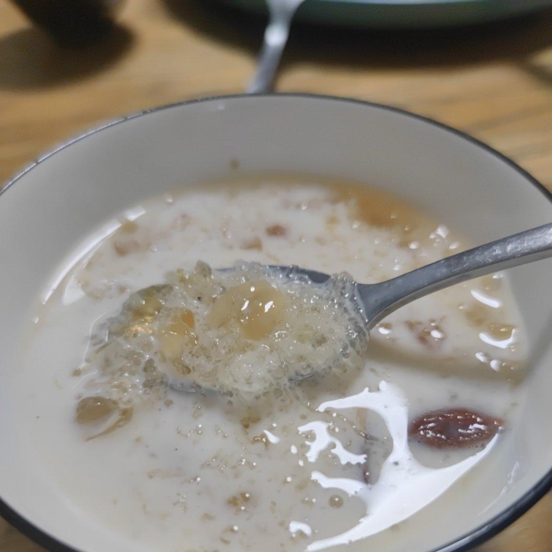 《桃胶皂角米雪燕银耳牛奶羹》据说一碗等于敷30片面膜的功效