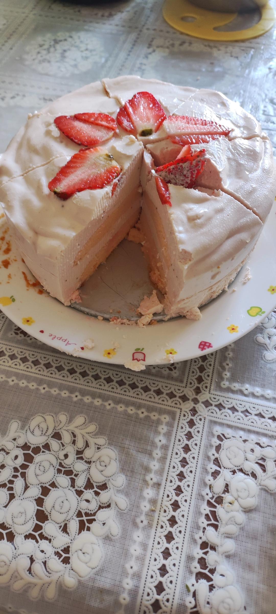 6寸草莓慕斯蛋糕