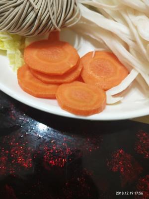 西蓝花胡萝卜海鲜菇荞麦面的做法 步骤1